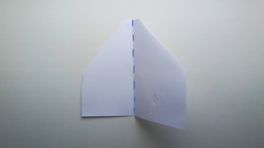 Бумажный самолетик Замок Накамуры - Шаг 8-2 - Складываем фигуру пополам