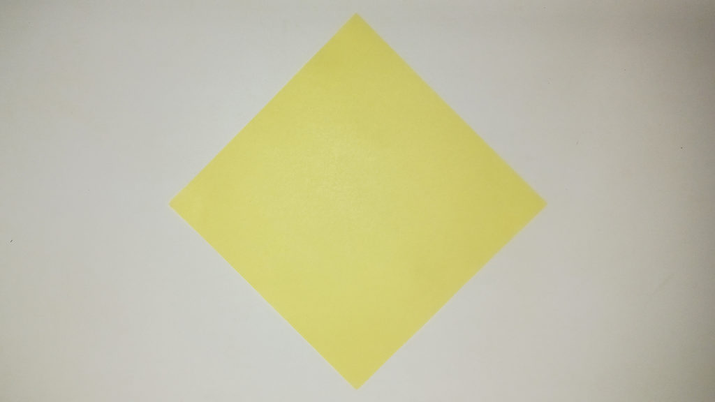 Квадратный желтый лист бумаги для оригами