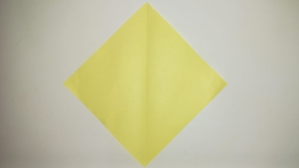 Лист бумаги со складкой посередине