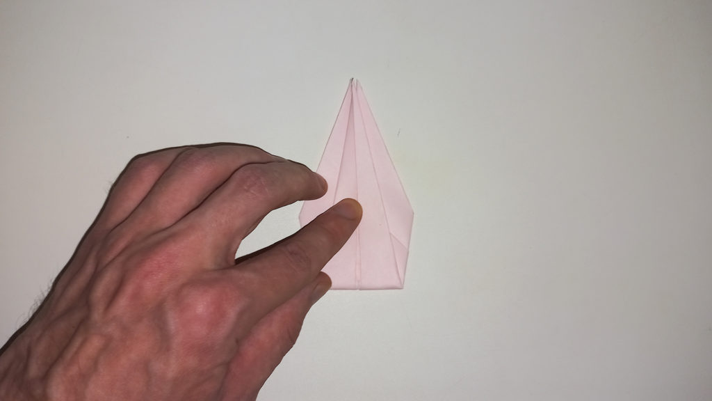 Оригами журавлик - Шаг 11-2 - Загибаем нижний угол наверх с другой стороны