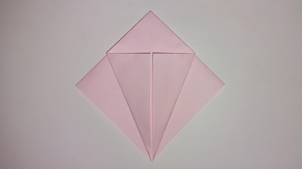 Оригами журавлик - Шаг 5 - Загибаем левый уголок к центру