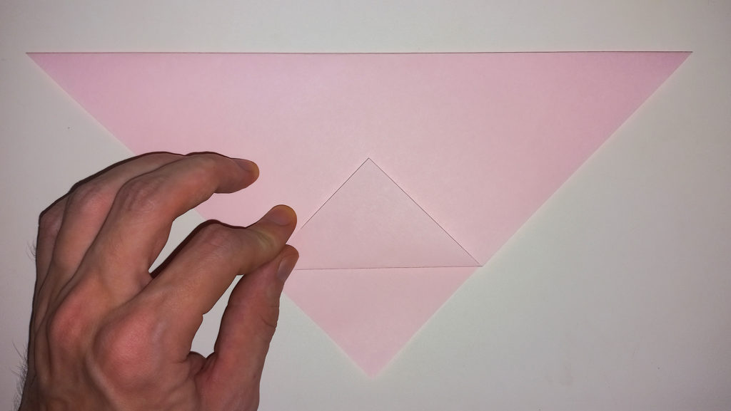 Простой мишка из бумаги - Шаг 3-1 - Загибаем нижний угол верхнего слоя