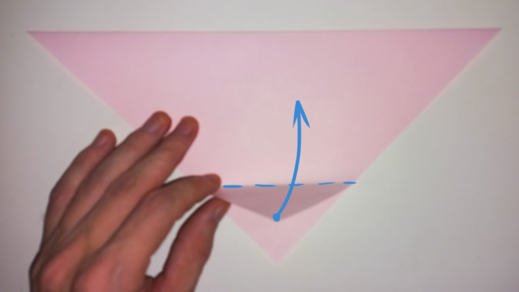 Простой мишка из бумаги - Шаг 3 - Загибаем нижний угол верхнего слоя