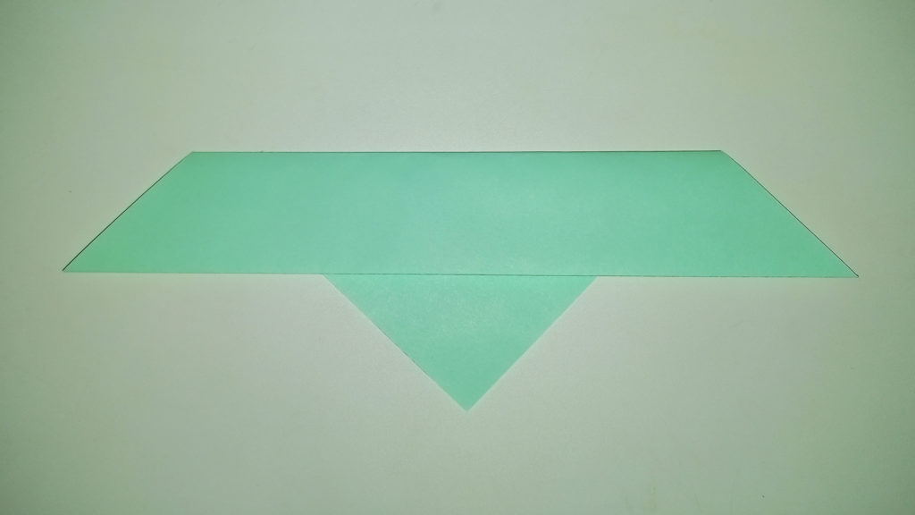 Птичка оригами - складываем треугольник наполовину
