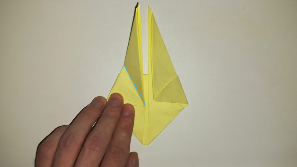 Складываем левое ушко для Пикачу