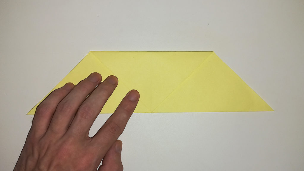 Складываем треугольник из бумаги посередине