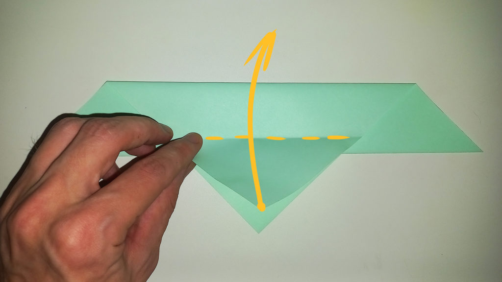 Загибаем нижний уголок верхнего слоя