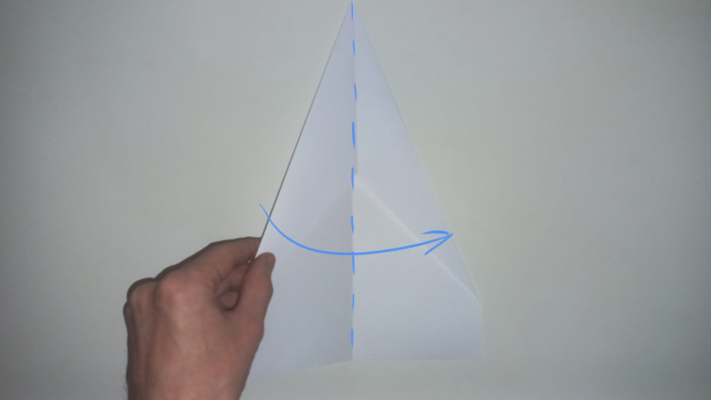 Бумажный самолетик Дротик - Шаг 5-1 - Складываем конструкцию пополам