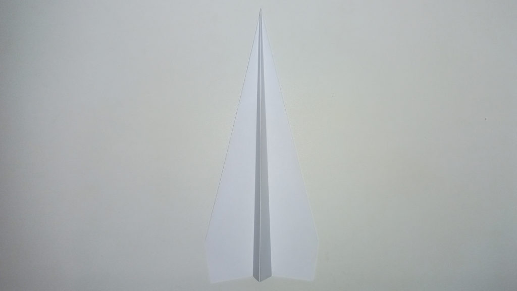 Бумажный самолетик Дротик - Шаг 8 - Расправляем крылья