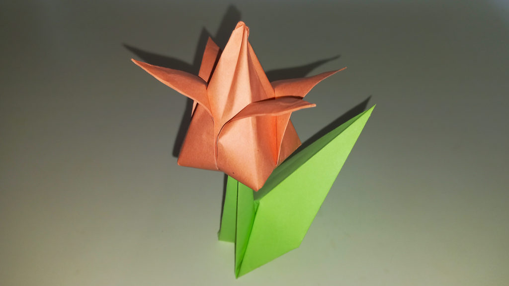 Цветок на созданном оригами стебельке