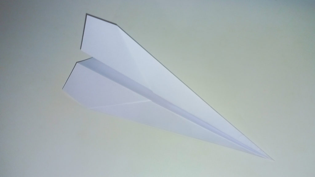 Простой бумажный самолетик своими руками - пошаговая инструкция