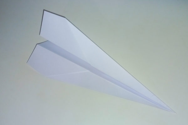 Простой бумажный самолетик своими руками - пошаговая инструкция
